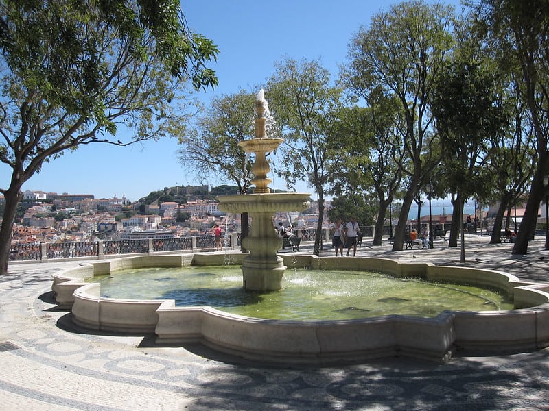 Fonte no Miradouro de São Pedro de Alcântara. Foto CC BY 2.0 Bernt Rostad