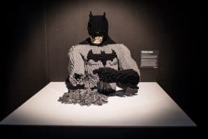 Exposição em São Paulo tem heróis e vilões da DC Comics feitos de Lego