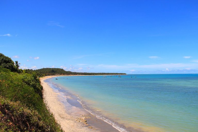 Japaratinga tem praias com água verde esmeralda menos movimentadas que a vizinha Maragogi