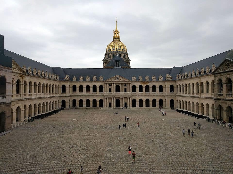 Vista do pátio interior (Cour d'Honneur) de Les Invalides. Foto CC BY-SA 4.0 Alonso de Mendoza