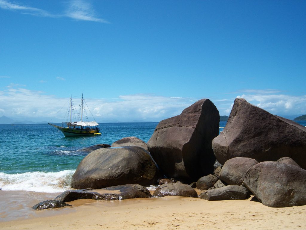Olha a cor dessas águas! Esse paraíso fica na Ilha dos Cocos, em Paraty