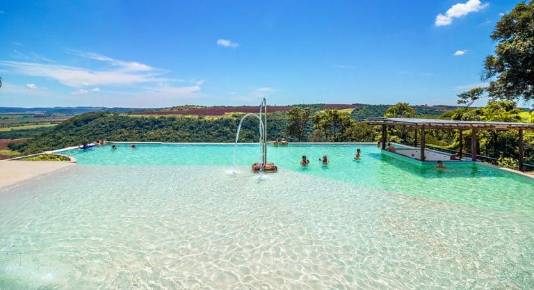 Piscina com mirante: conheça a praia artificial de Brotas