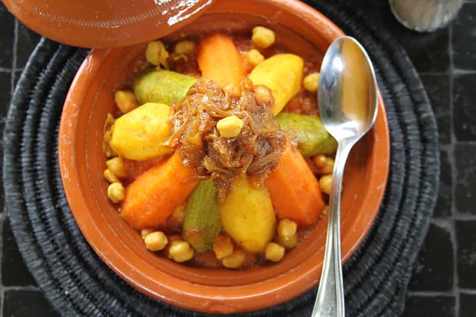 Prato de cuscuz de vegetais
