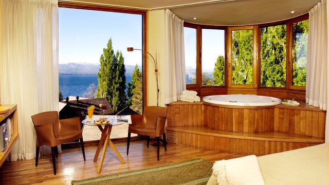 Que tal se hospedar em Bariloche nessa suíte com hidromassagem e vista incrível? 😲