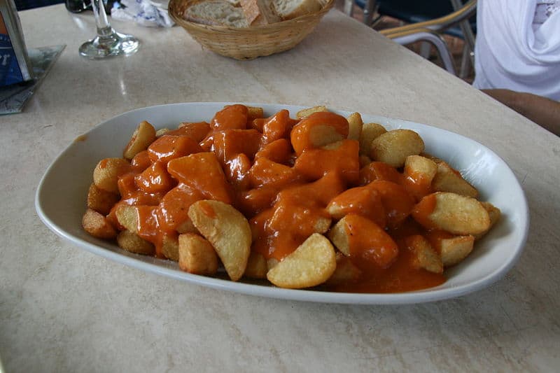 Prato de batatas bravas para compartilhar