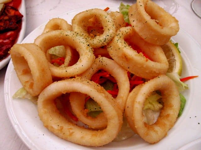Prato de tapas espanholas de lula frita