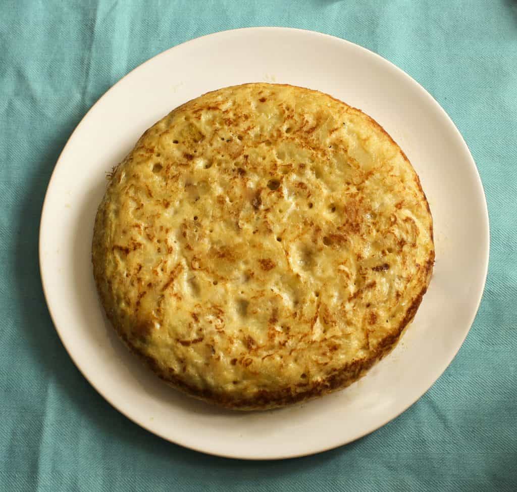 Prato de tortilha de batatas visto de cima