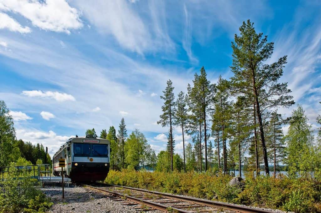 Trem que vai da Suécia para a Noruega passa por paisagens dignas de cinema