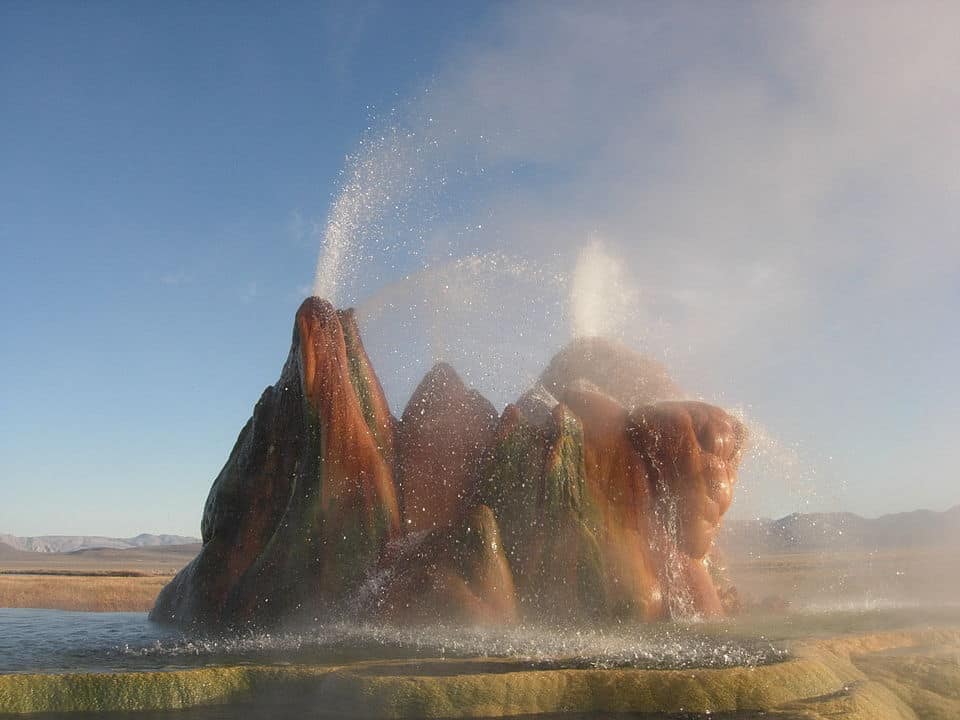 Fly Geyser coberto de água