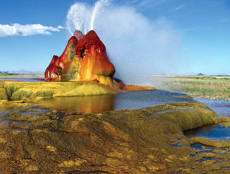 Em dias claros, as cores do Fly Geyser ficam ainda mais nítidas.