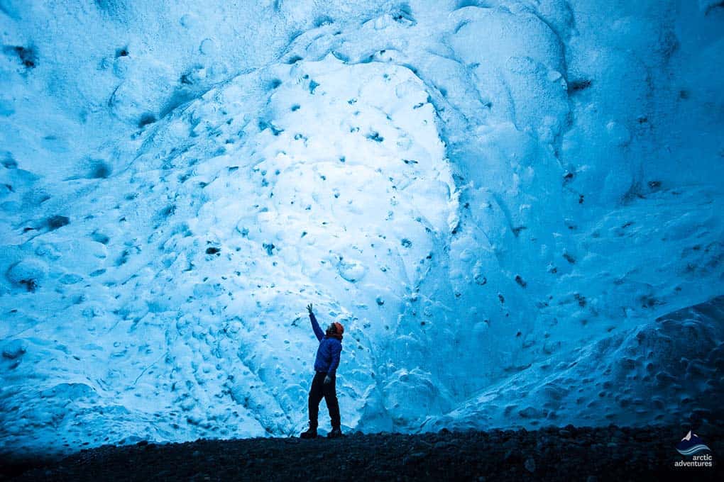 Apaixone-se pelas incríveis cavernas de gelo na Islândia