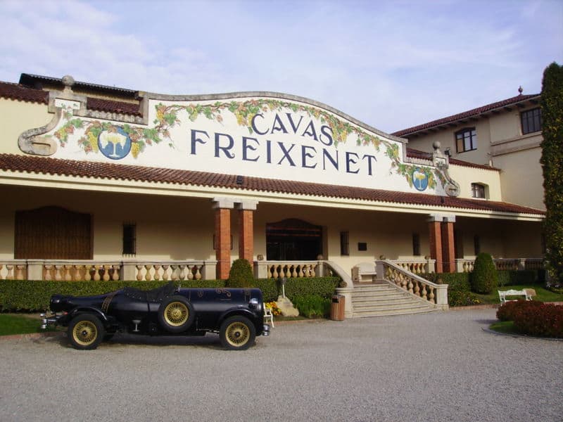 Porta de uma construção onde se lê as palavras "Cavas Freixenet" na fachada.