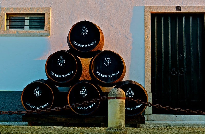 Barricas de Moscatel de Setúbal em Vila Nogueira de Azeitão, Portugal