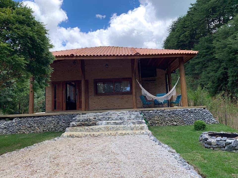 Uma casinha rústica com cachoeira para chamar de sua (por alguns dias)