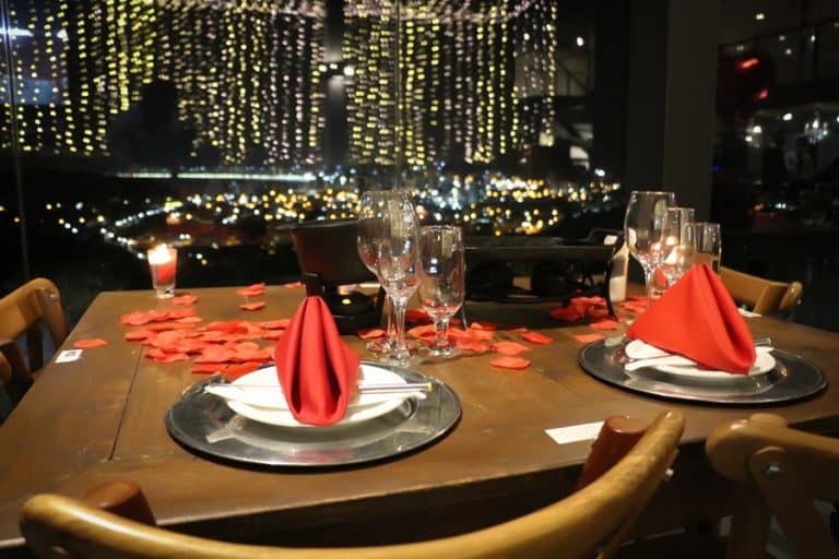 Com vista para a Costa Esmeralda, restaurante em SC é perfeito para um jantar romântico