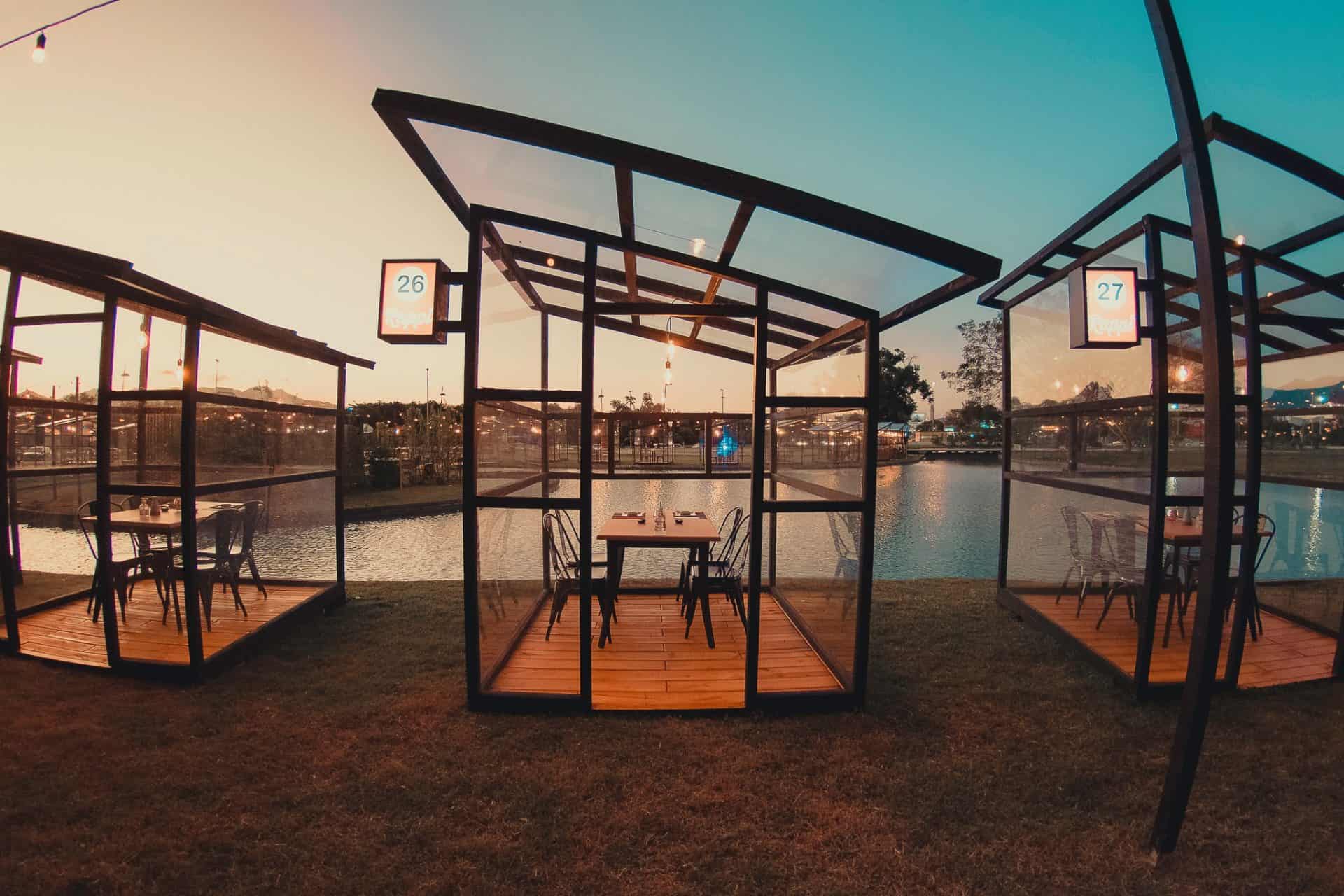 Restaurante no RJ isola clientes em cabines transparentes ao ar livre