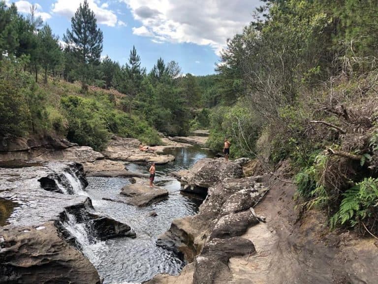 Pousada pertinho de Curitiba tem cachoeira exclusiva com piscinas naturais
