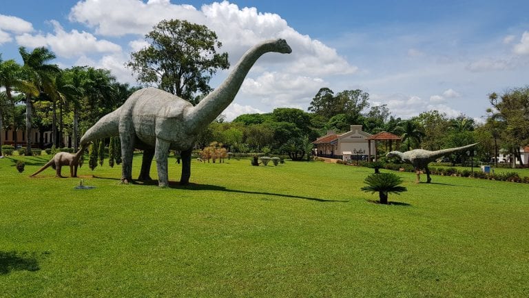 Museu dos Dinossauros (MG) tem esculturas gigantes e fósseis raros de espécies nativas