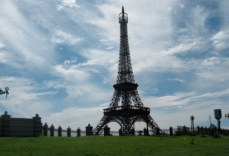 Réplica da Torre Eiffel em Umuarama chama a atenção de turistas e praticantes de rapel