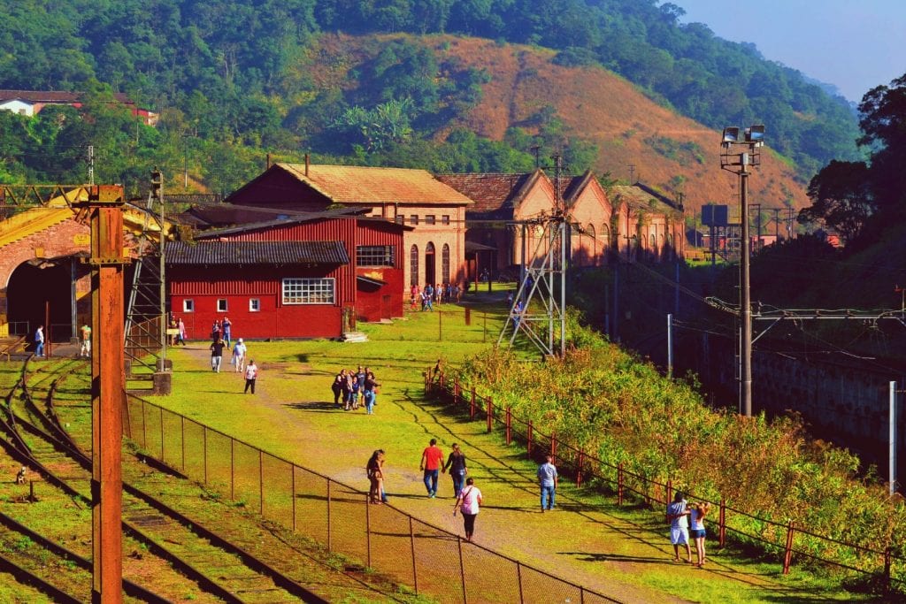 Trem leva turistas até Paranapiacaba, bucólico distrito inglês de São Paulo