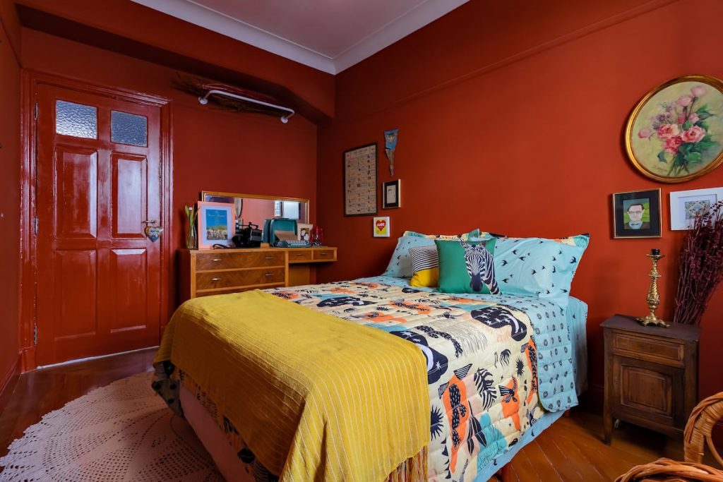 Quarto de casal vermelho