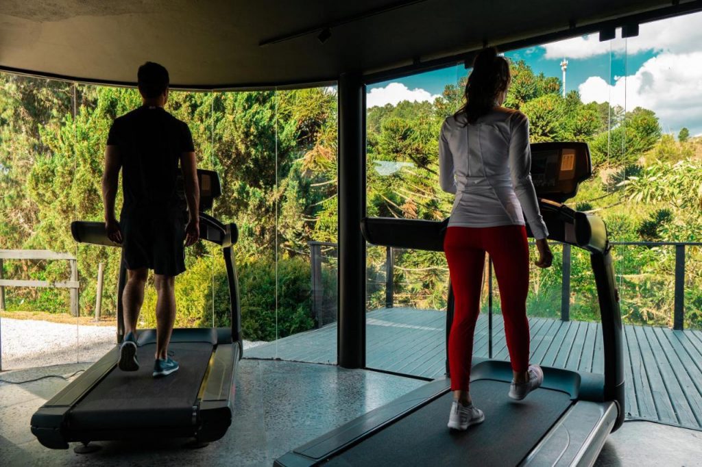 Academia com vista para as montanhas