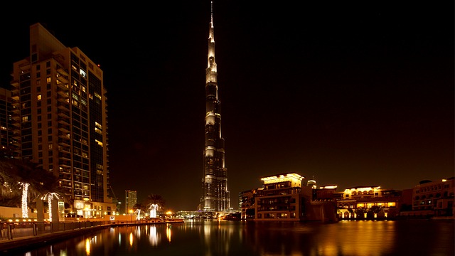Durante a noite o Burj Khalifa, recebe iluminação que pode ser vista a quilômetros de distância/Foto: Pixabay