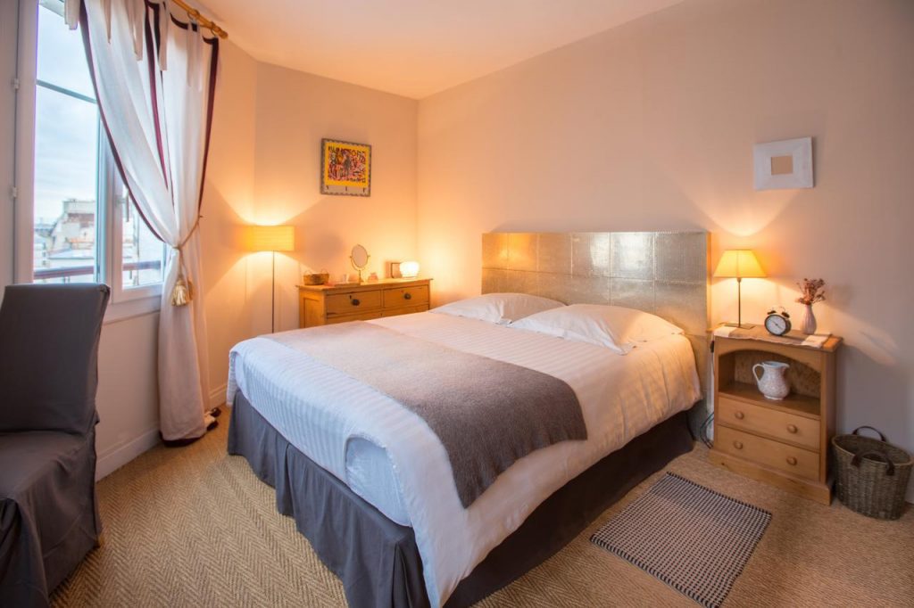 Opção de hospedagem econômica em Paris, o La Maison Hippolyte tem um quarto considerado 9,5 pelos viajantes/ Foto: Divulgação