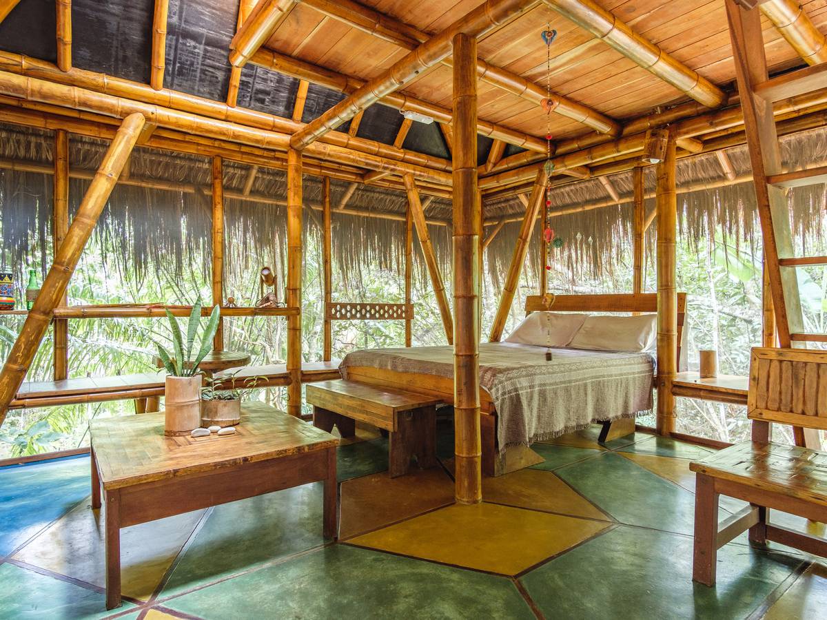 Com quartos feitos de bambu em meio às árvores, hospedagem em Morro de São Paulo oferece uma experiência dentro de Reserva Natural