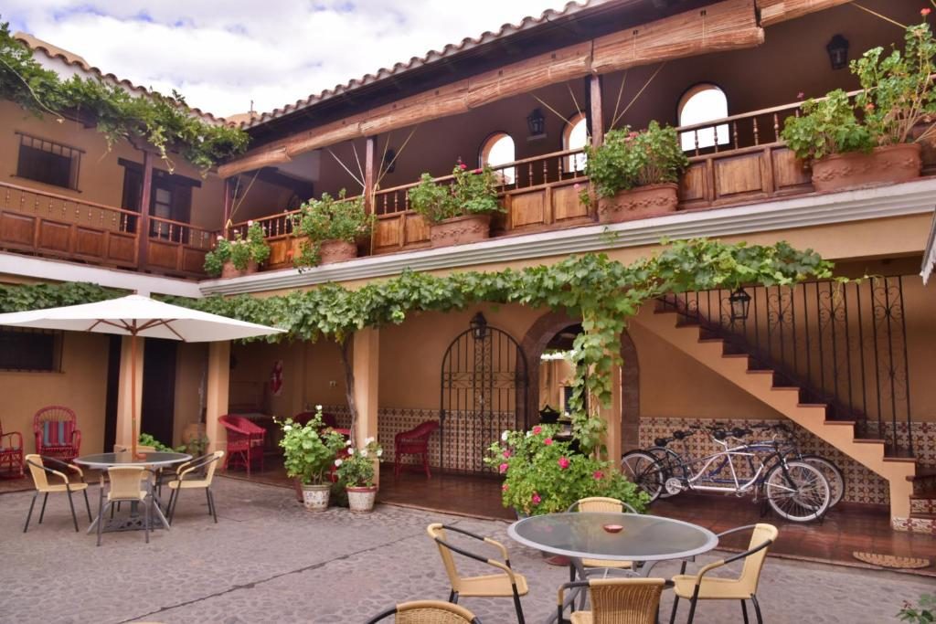 Conheça o café da manhã do Villa Vicuña Wine & Boutique Hotel servido em um salão de estilo colonial, oferecendo queijo de cabra de Salta e geleias caseiras /Foto: Booking