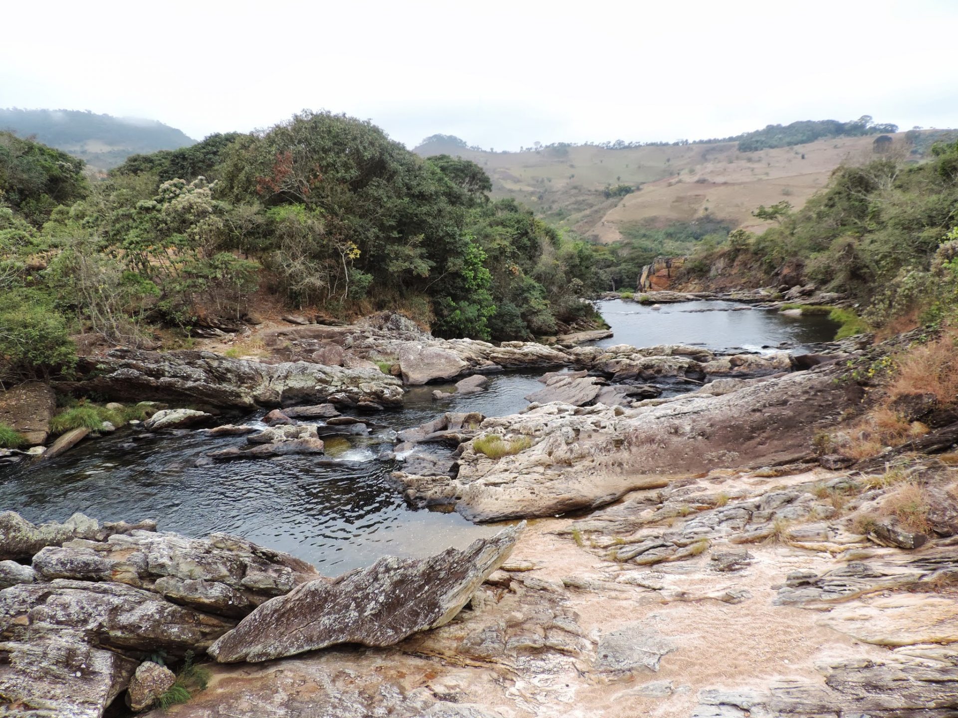 natureza na serra dos alves: rios, pedras e vegetação nativa
