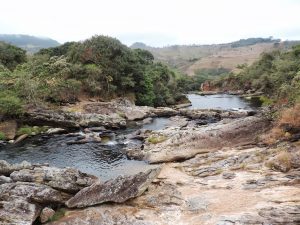 natureza na serra dos alves: rios, pedras e vegetação nativa