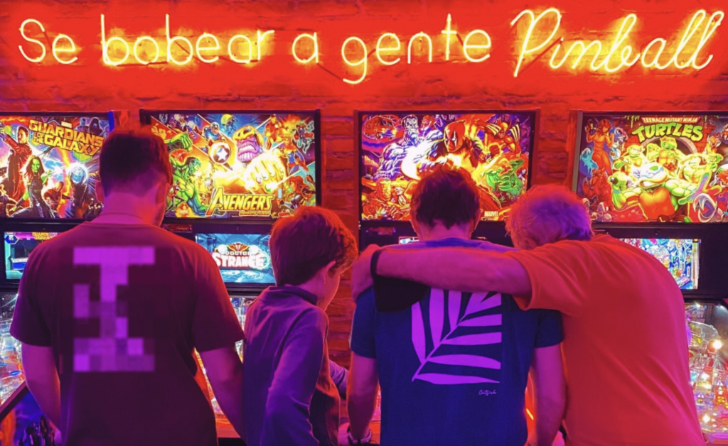 Com  jogos eletrônicos, bar em São Paulo é playground para adultos se divertirem