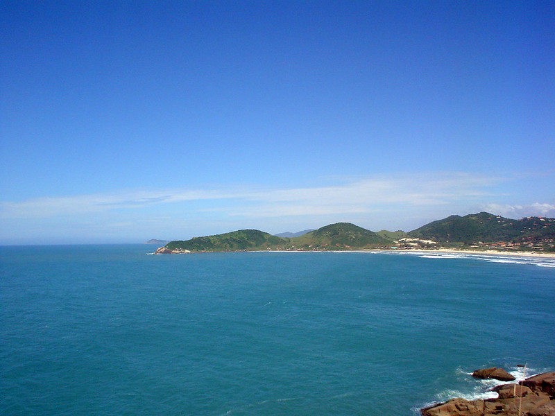 Uma paisagem como poucas é o que os viajantes da Praia do Rosa SC podem aguardar/Foto: Flickr