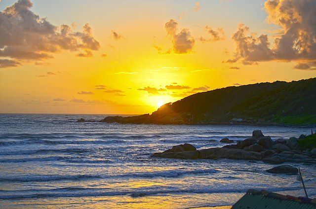 Aproveita para assistir um pôr do sol ou nascer na Praia do Rosa SC/Foto: Wikimedia Commons