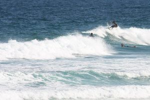 Aproveita as boas ondas para praticar o surf na Praia do Rosa Sc/Foto: Flickr