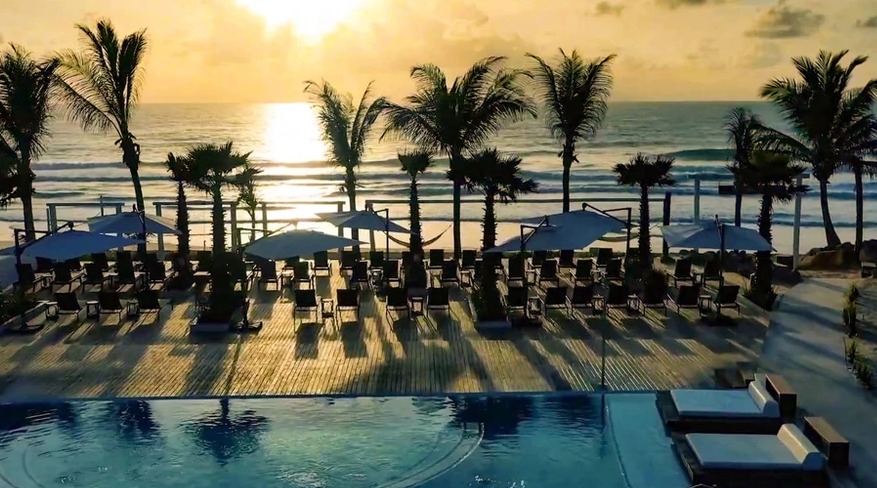 No Porto de Galinhas Resort & Spa você pode aproveitar uma tarde na piscina com vista para o mar/Foto: Divulgação