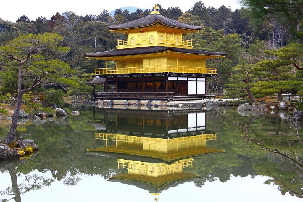 Templo Kinkaku-Ji em Itapecerica da Serra encanta visitantes
