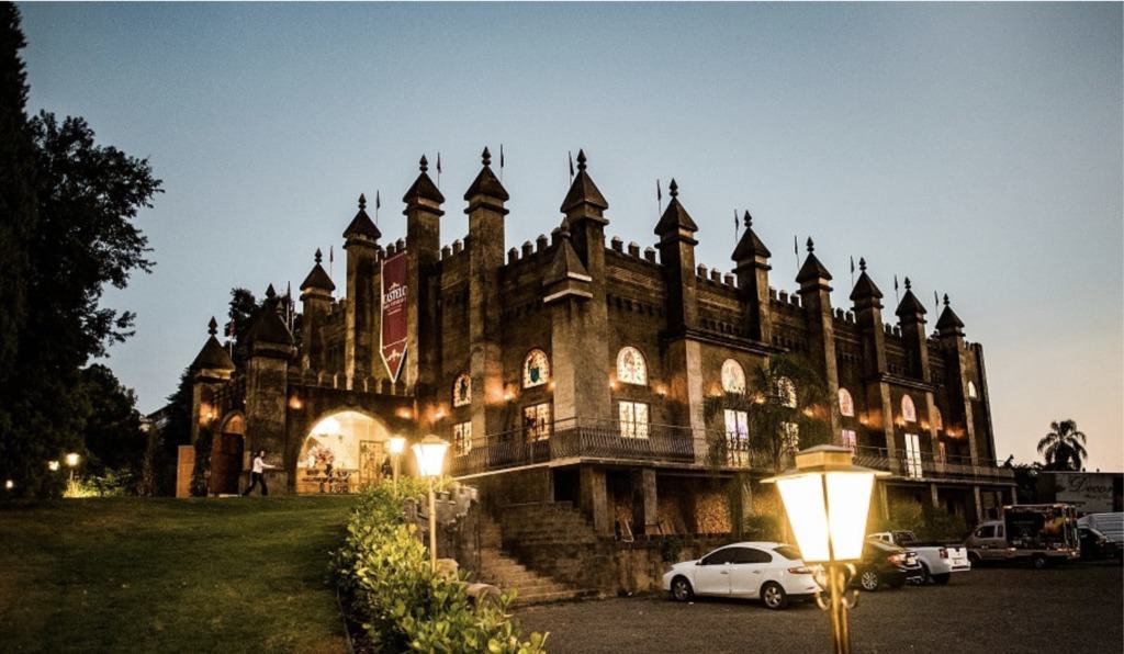 Café colonial e festas incríveis: conheça o castelo medieval em Vinhedo-SP