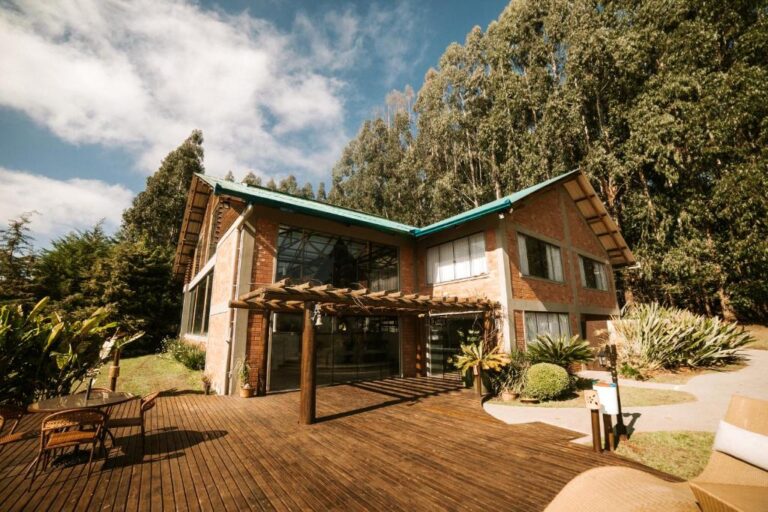 Resort perto de Curitiba tem bangalô flutuante e passeios na natureza