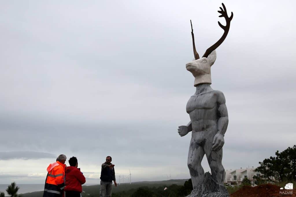 Estátua de surfista com cabeça de animal dá o que falar em Nazaré