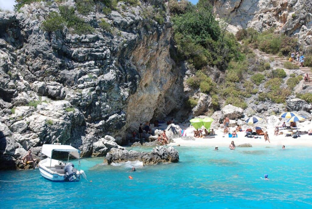 10 cidades no mundo para viajar com amigos; dicas na Europa, Ásia e mais
